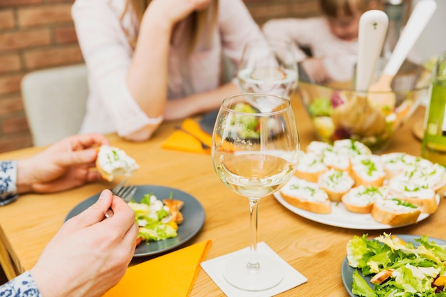 Ernten Sie die Hände des Mannes Mahlzeit habend