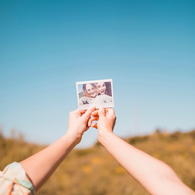 Ernten Sie die Hände, die nettes Foto halten