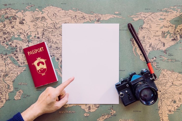 Kostenlose Foto ernten sie die hand, die auf papier auf karte zeigt