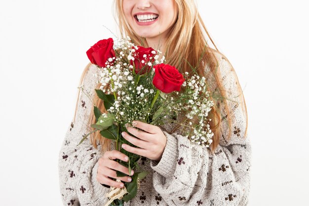 Kostenloses Foto erntet fröhliche frau mit rosen