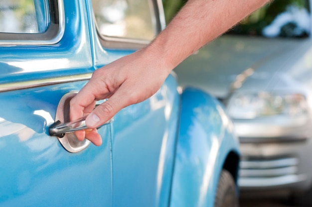 Eröffnung Autotür, Mann Hand Öffnung Autotür, close up