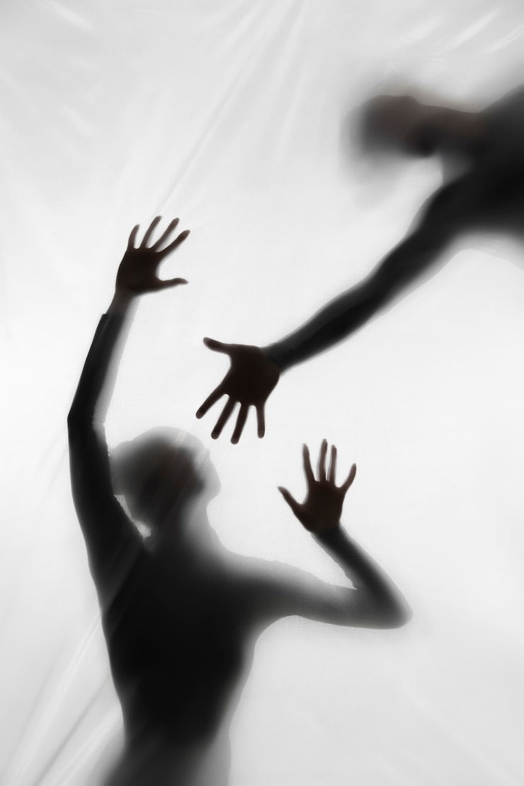 Kostenlose Foto erschreckende handsilhouetten im studio