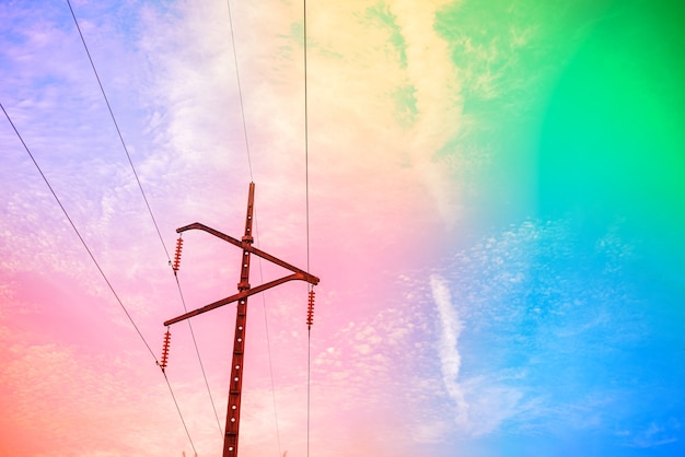 Erstaunlich schöner Himmel mit Wolken - Mit Hochspannungspfosten