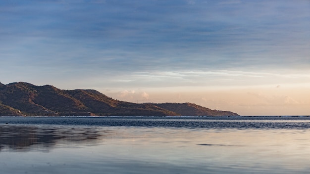 Erstaunliche ansicht der insel während des sonnenaufgangs.