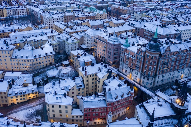 Erstaunliche Ansicht eines verschneiten Stadtbildes während eines frühen Morgens