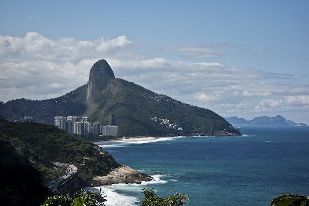 Erstaunliche Aufnahme des Strandes von Rio de Janeiro auf einem majestätischen Berg