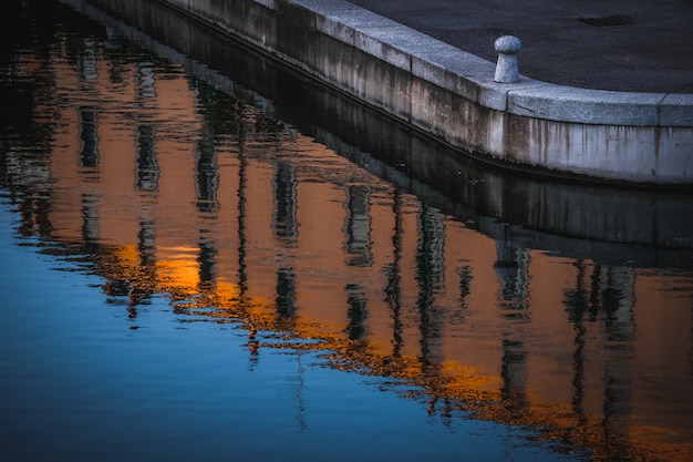 Erstaunliche Aufnahme einer alten Stadtgebäudereflexion auf dem Fluss