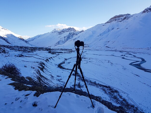 Erstaunliche Aufnahme einer mit Schnee bedeckten Bergkette auf einem Kamerastandvordergrund