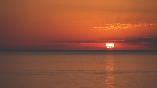 Erstaunliche Aufnahme einer wunderschönen Meereslandschaft bei einem orangefarbenen Sonnenuntergang