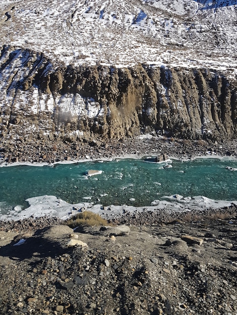 Erstaunliche Aufnahme eines Flusses, umgeben von einer felsigen Landschaft