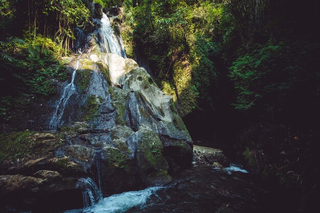 Erstaunliche Aussicht auf den Wasserfall.