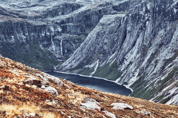 Erstaunliche Aussicht auf einen wunderschönen norwegischen Fjord. Trolltunga.