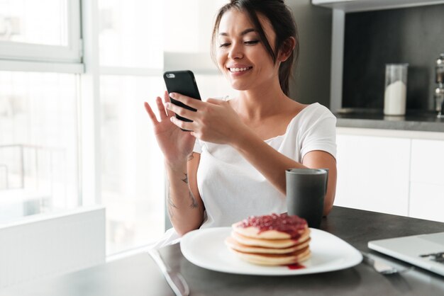 Erstaunliche junge Dame, die telefonisch plaudert