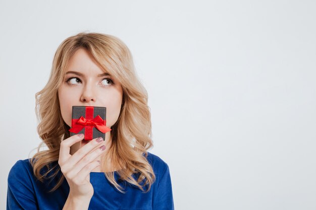 Erstaunliche junge Frau, die Geschenk hält