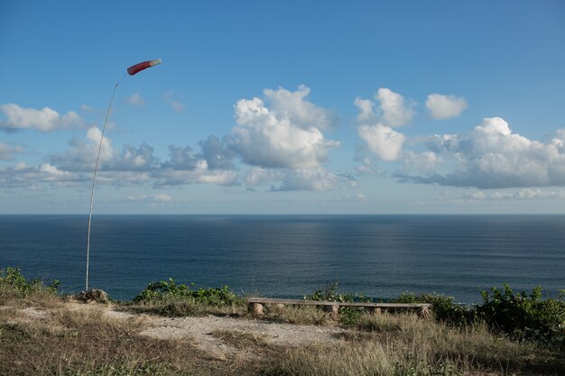 Erstaunliche Landschaft. Meerblick von der Klippe. Bali. Indonesien.