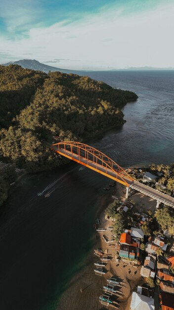 Erstaunliche Luftaufnahme einer modernen Brücke im Countryside Village auf den Philippinen