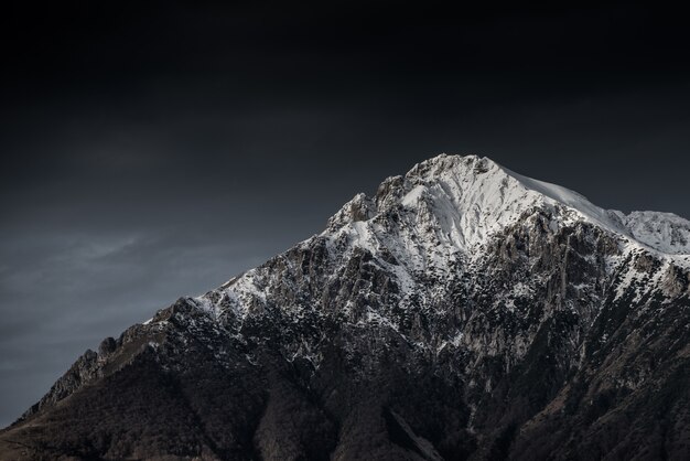 Erstaunliche Schwarzweiss-Fotografie der schönen Berge und Hügel mit dunklem Himmel