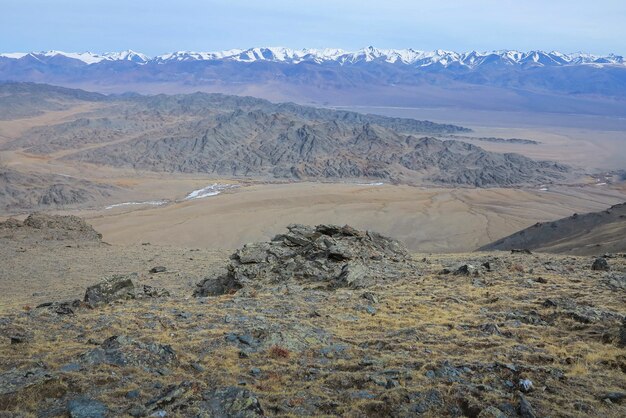 Erstaunliche Winterlandschaft in der Mongolei Bunte Szene in den Bergen Tsagaan Shuvuut Nationalpark