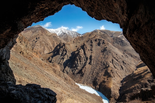 Erstaunliche Winterlandschaft in der Mongolei Bunte Szene in den Bergen Tsagaan Shuvuut Nationalpark