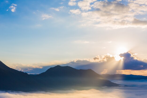 Erstaunlicher Himmel in der Morgendämmerung