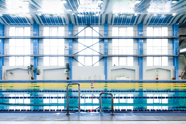 Erstaunlicher moderner Swimmingpool der Ansicht