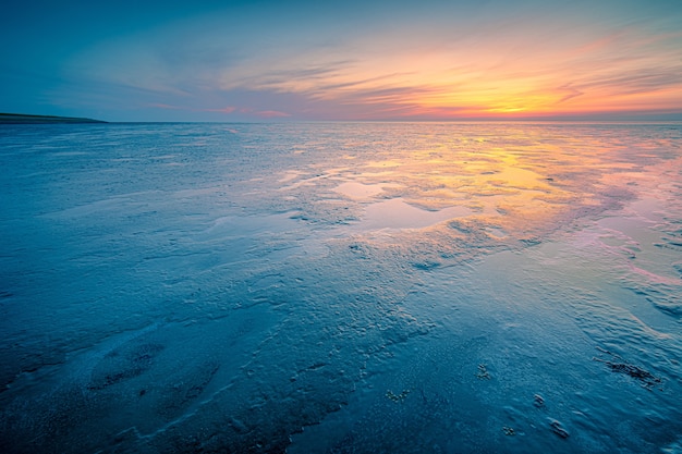 Erstaunlicher Schuss einer Seelandschaft während eines kalten Wetters am Sonnenuntergang