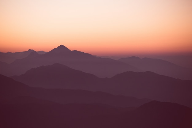 Erstaunlicher Sonnenuntergang über den Hügeln und Bergen