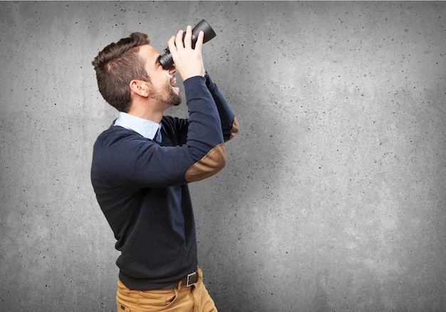 Erstaunt Junge mit seinem Fernglas