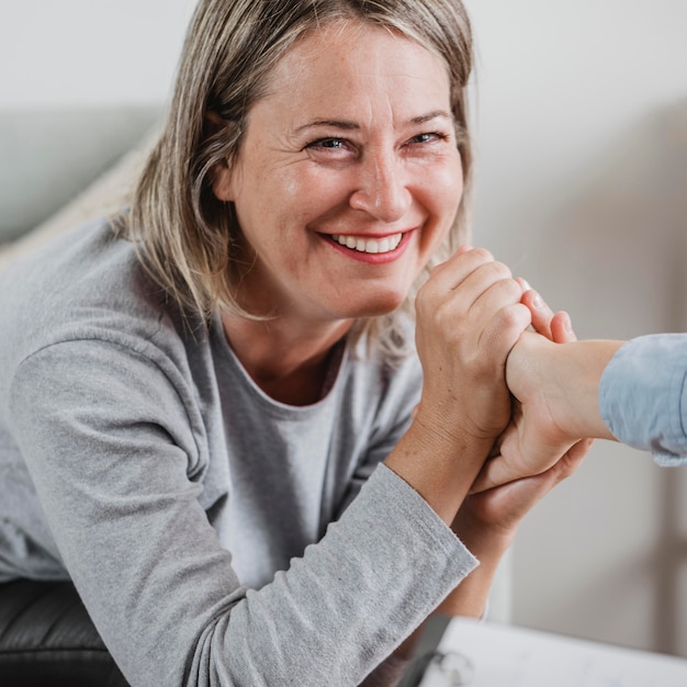 Erwachsene Frau bei der Therapiesitzung