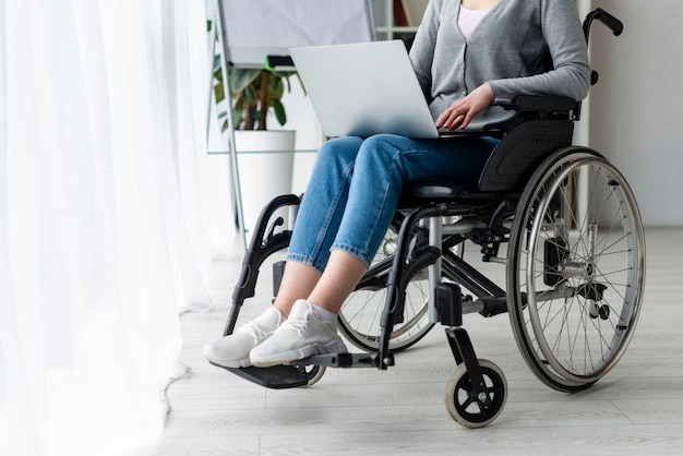 Erwachsene Frau der Nahaufnahme, die an einem Laptop arbeitet