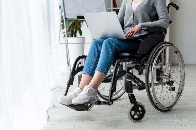 Erwachsene Frau der Nahaufnahme, die an einem Laptop arbeitet