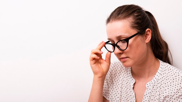 Erwachsene Frau der Vorderansicht mit Brillen