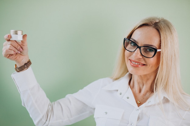 Erwachsene frau, die antialterncreme verwendet