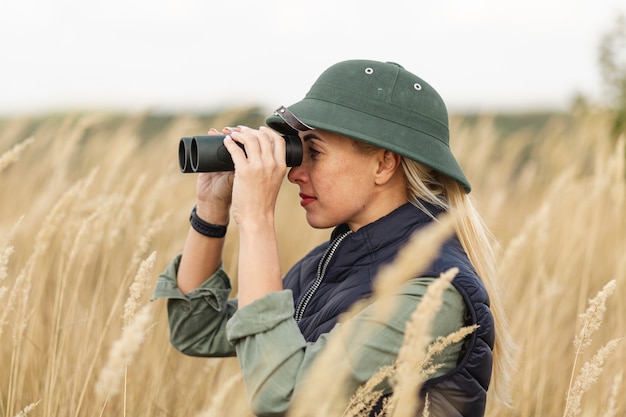 Kostenloses Foto erwachsene frau draußen mit binokeln