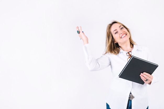 Erwachsene Frau mit dem Notizbuchlächeln