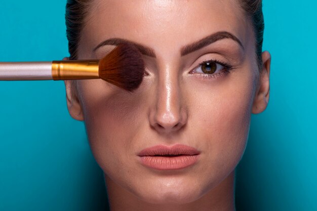 Erwachsene Frau mit Make-up Pinsel
