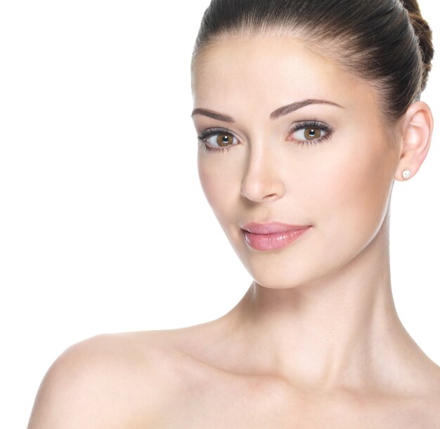 Erwachsene Frau mit schönem Gesicht - lokalisiert auf Weiß. Hautpflegekonzept.