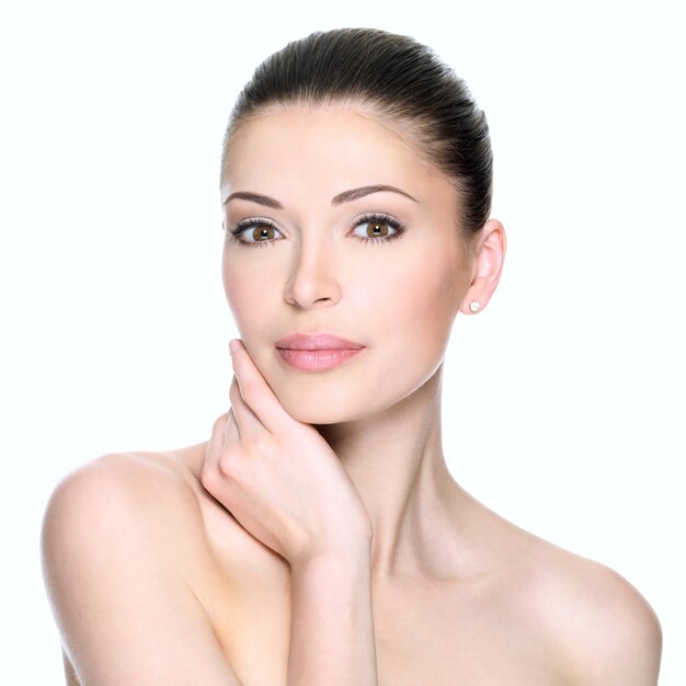 Erwachsene Frau mit schönem Gesicht - lokalisiert auf Weiß. Hautpflegekonzept.