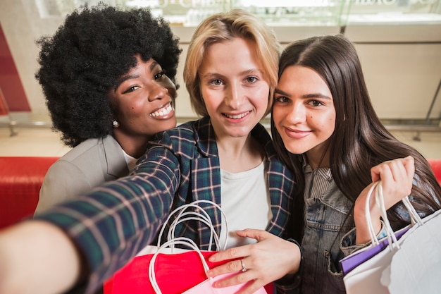 Erwachsene frauen des smiley, die ein selfie nehmen