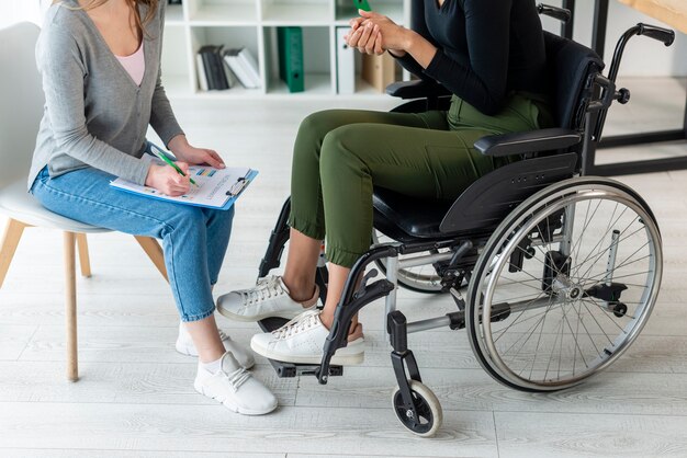 Erwachsene Frauen, die im Büro zusammenarbeiten