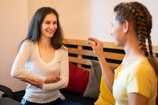 Kostenloses Foto erwachsene frauen kommunizieren über gebärdensprache