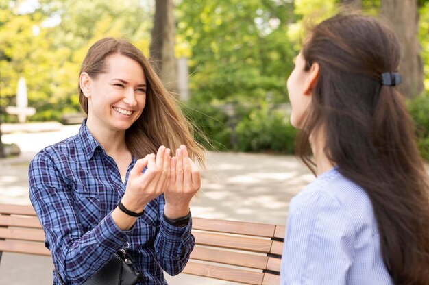 Erwachsene Frauen kommunizieren über Gebärdensprache