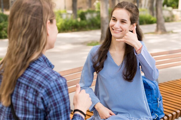 Erwachsene Frauen kommunizieren über Gebärdensprache