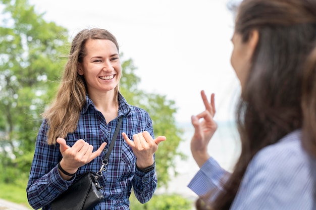 Erwachsene Frauen kommunizieren über Gebärdensprache