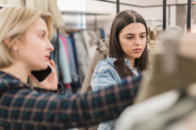 Erwachsene Frauen zusammen einkaufen