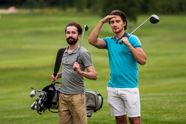Erwachsene Freunde der Vorderansicht, die Golf spielen
