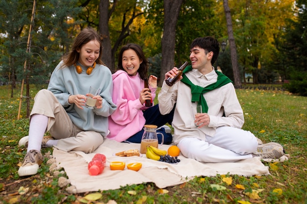 Erwachsene Freunde trinken Kombucha-Tee im Freien