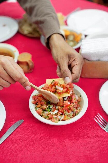 Erwachsene genießen mexikanisches Essen