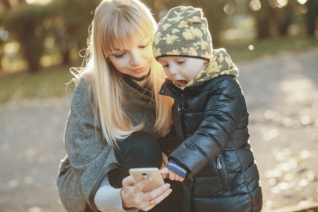 Erwachsene junge Mädchen Kindheit Sonnenschein