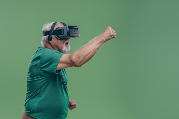 Kostenloses Foto erwachsene machen fitness durch virtuelle realität